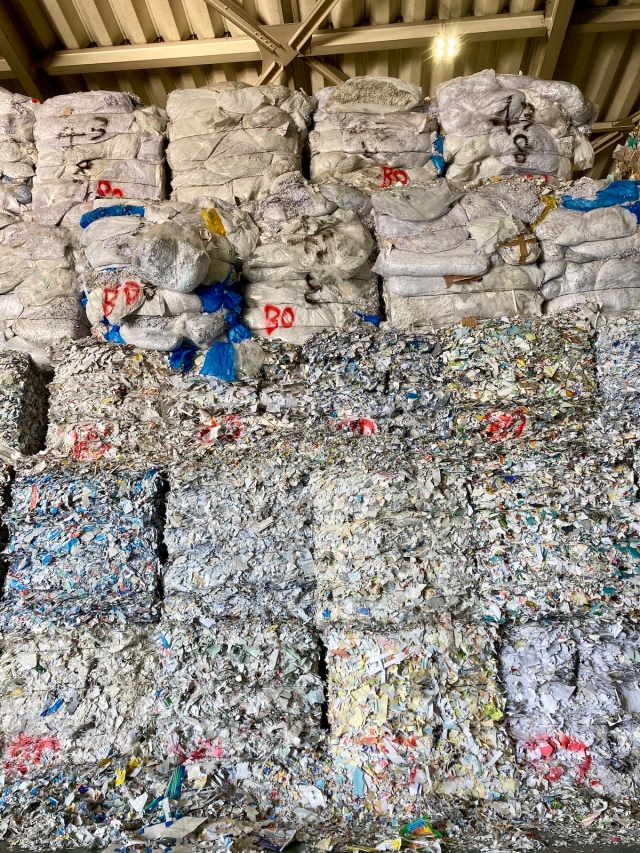 Bên trong nhà máy giấy vệ sinh Nhật Bản: Hoàn toàn tự động, tái chế đủ loại nguyên liệu, không cần tách kim loại đính kèm - Ảnh 2.