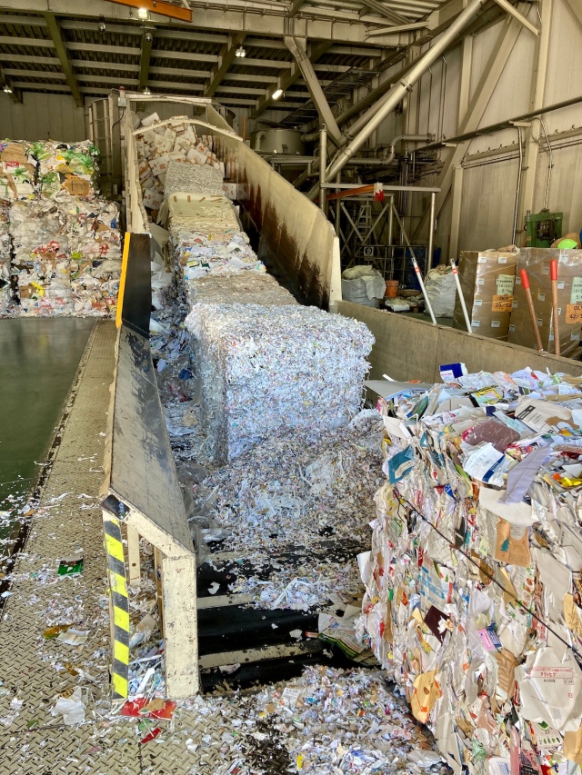 Bên trong nhà máy giấy vệ sinh Nhật Bản: Hoàn toàn tự động, tái chế đủ loại nguyên liệu, không cần tách kim loại đính kèm - Ảnh 3.