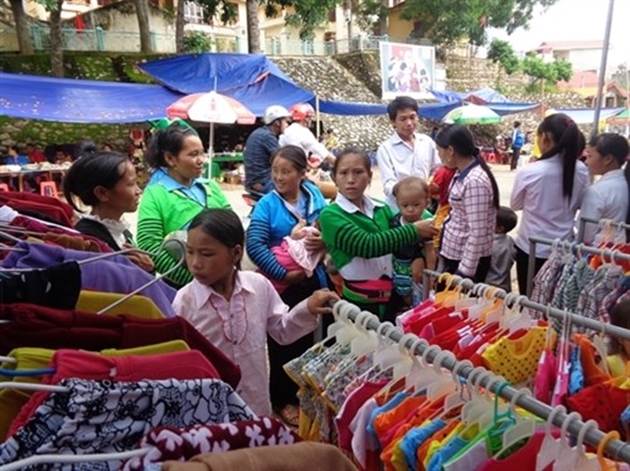 Hàng loạt cặp vợ chồng người HMông trắng tay vì bị gạ đầu tư tiền ảo: Chỉ cần đi bộ lên nương rẫy là có tiền - Ảnh 2.