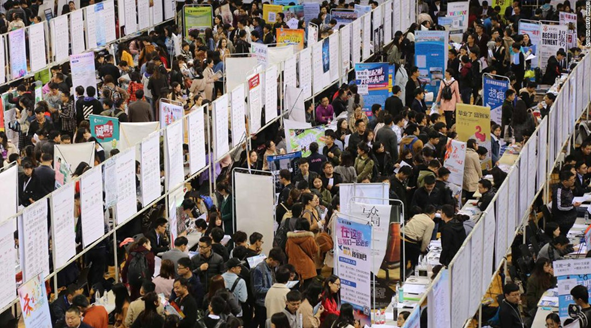 Hơn 10 triệu sinh viên Trung Quốc tốt nghiệp đại học năm 2022, tìm việc làm “khó hơn lên trời” - Ảnh 1.