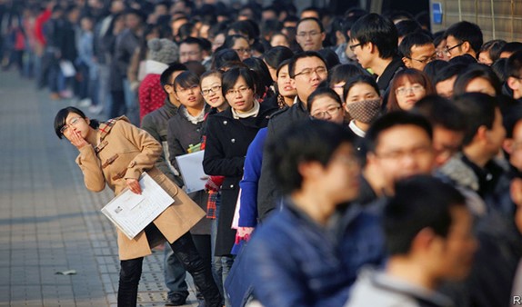 Hơn 10 triệu sinh viên Trung Quốc tốt nghiệp đại học năm 2022, tìm việc làm “khó hơn lên trời” - Ảnh 2.