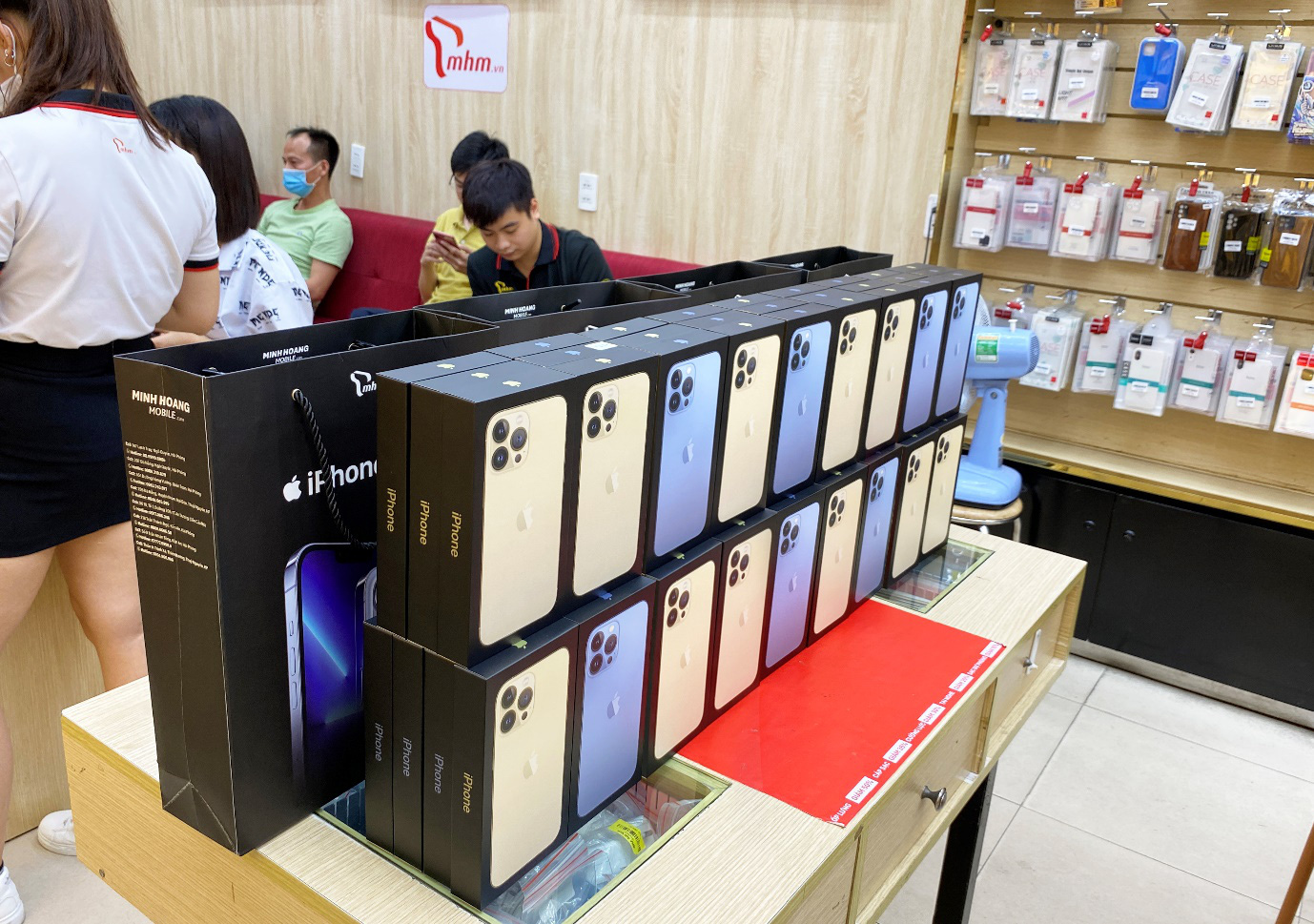 Minh Hoàng Mobile triển khai chiến dịch 3000 iPhone 13 với mức giá hấp dẫn - Ảnh 2.