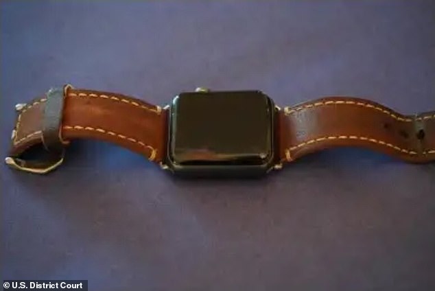 Apple is sued because Apple Watch inflates the battery to break the screen, causing injury to the wearer - Photo 2.