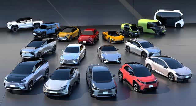 Mouth saying one thing, hands doing another, Toyota encourages the whole electric car village with 15 new car models located in all segments - Photo 1.