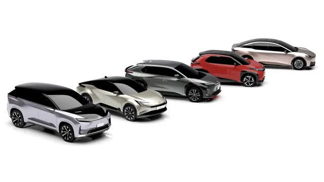 Mouth saying one thing, hands doing another, Toyota encourages the whole electric car village with 15 new car models located in all segments - Photo 2.