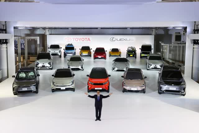 Mouth saying one thing, hands doing another, Toyota encourages the whole electric car village with 15 new car models located in all segments - Photo 5.