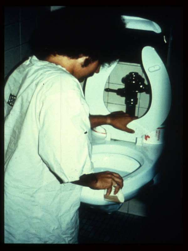 Như một hình thức trừng phạt trong thí nghiệm nhà tù Stanford, tù nhân có thể sẽ bị phạt cọ rửa nhà vệ sinh bằng tay không.