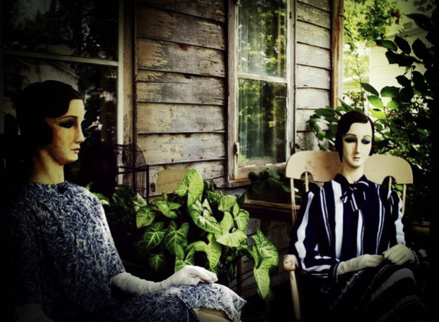 The mystery inside the house of John Lawson and the haunted mannequins - Photo 1.