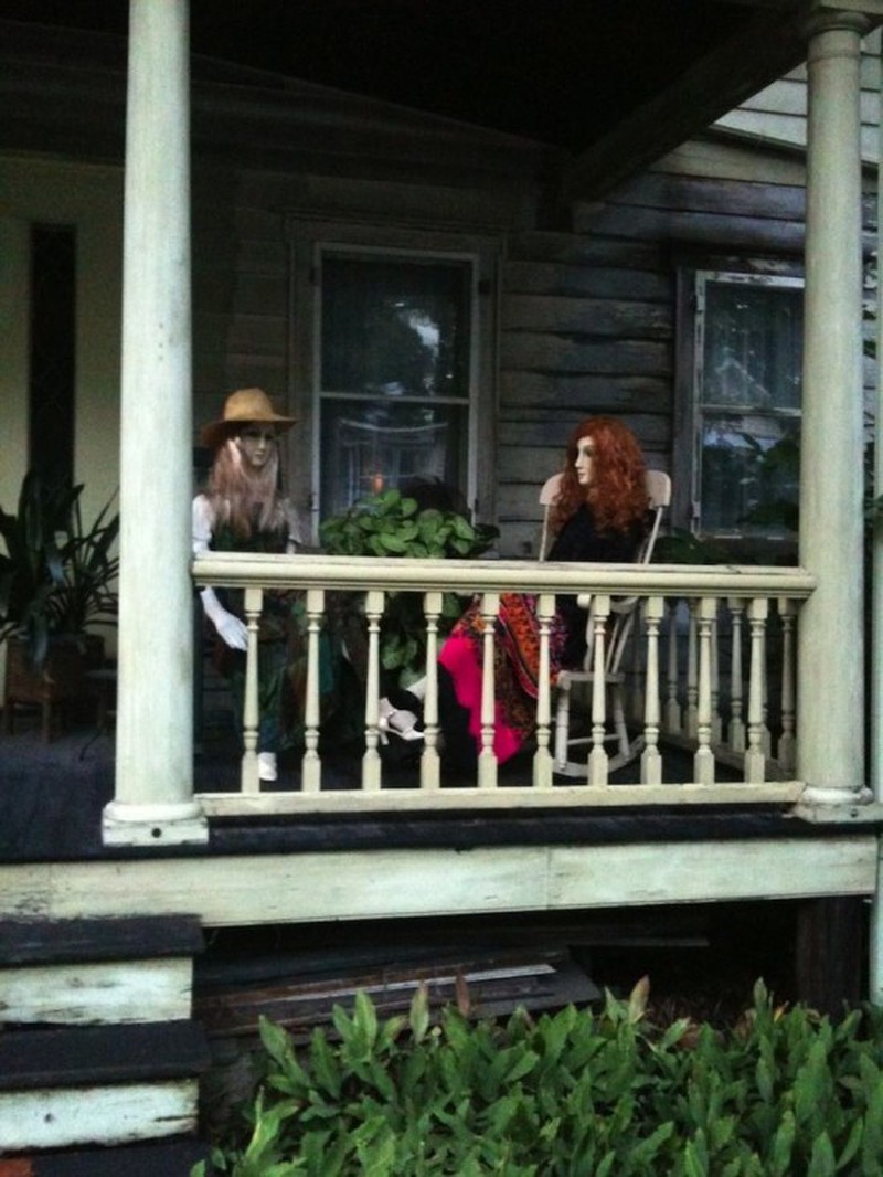 The mystery inside the house of John Lawson and the haunted mannequins - Photo 4.