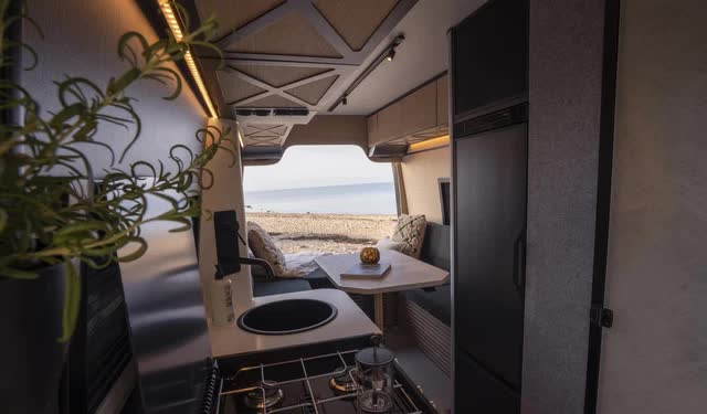 Những motorhome phá đảo năm 2021: Nhà là phải có nóc, rộng tới mức chứa được cả siêu xe - Ảnh 13.