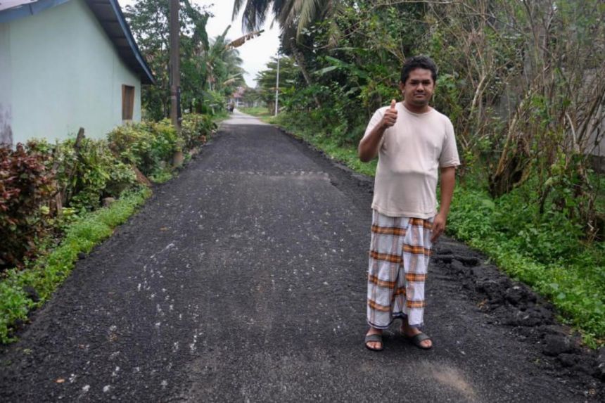 Losing sleep all night because of the sound of cars passing, the guy built 11 speed bumps on the 40-meter-long road right next to the house - Photo 2.