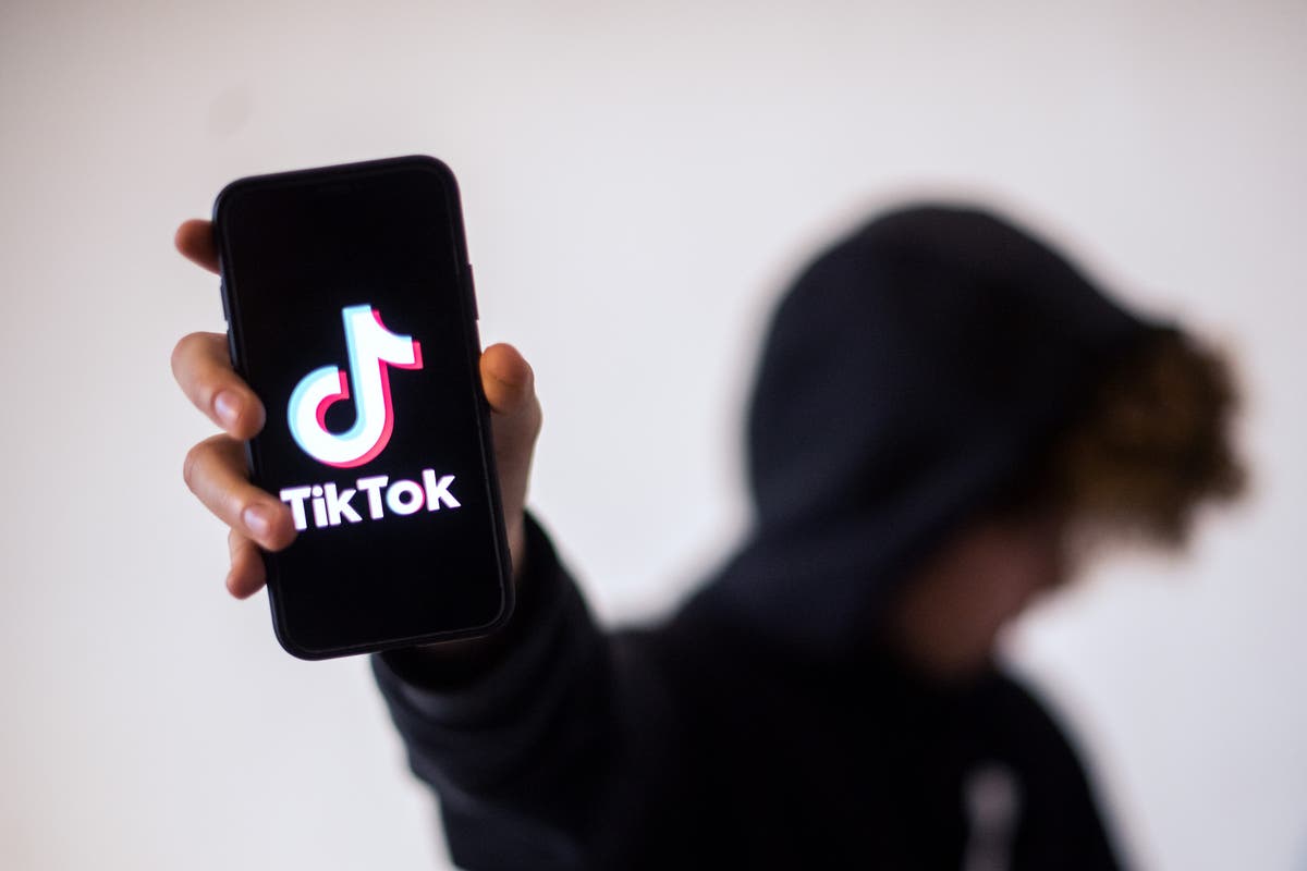 TikTok was sued by its own censor for causing mental damage by watching too many offensive videos - Photo 2.