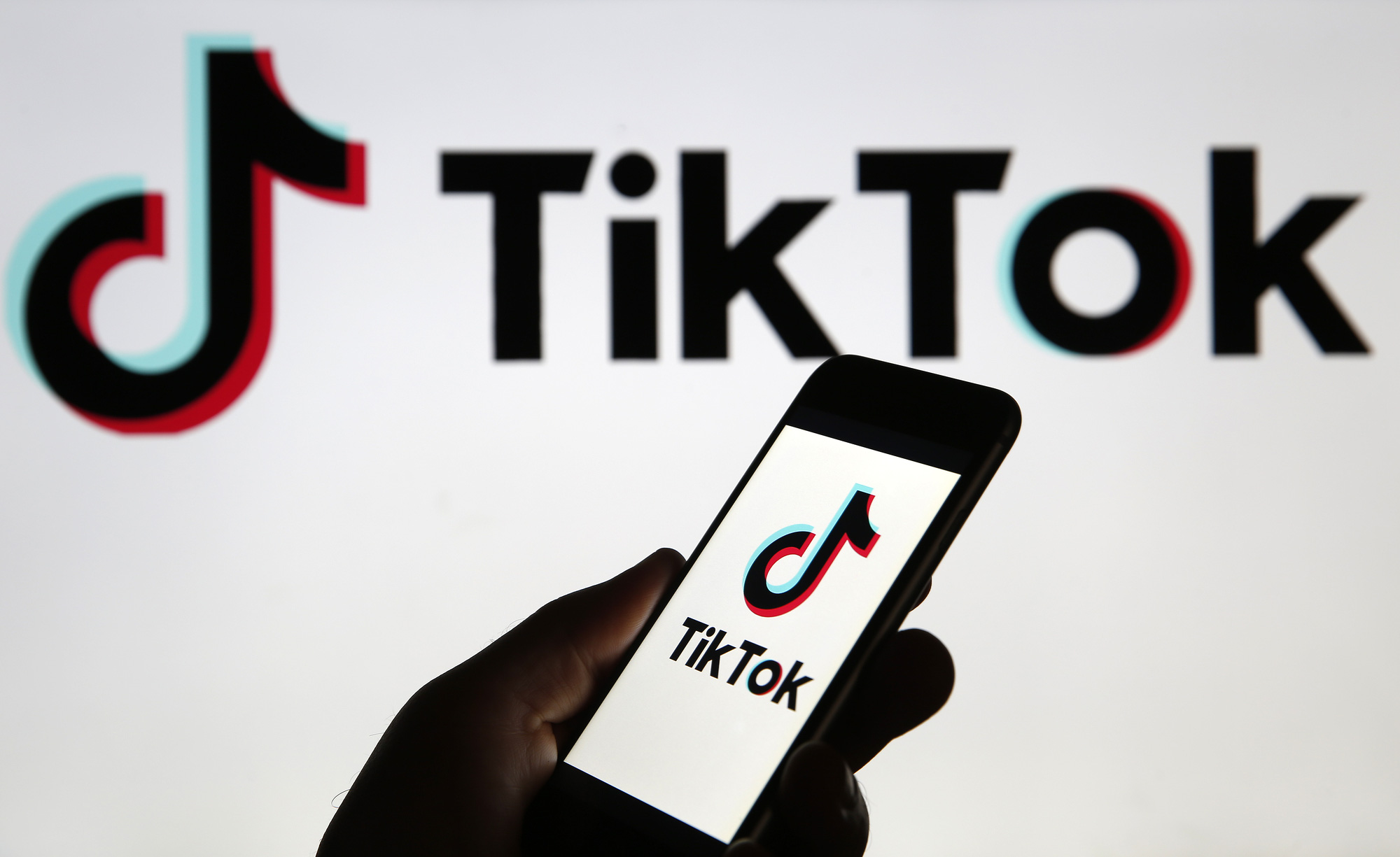 TikTok was sued by its own censor for causing mental damage by watching too many offensive videos - Photo 1.