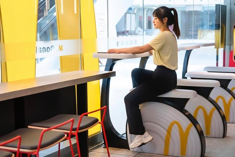 McDonald's replaces chairs with bicycles so you can burn calories while eating - Photo 1.