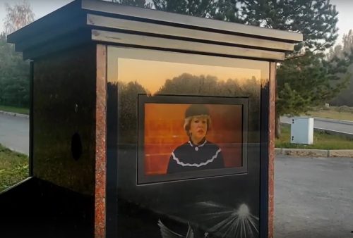 Nga: Đây là ngôi mộ đầu tiên lắp TV chiếu video về những người đã khuất - Ảnh 1.