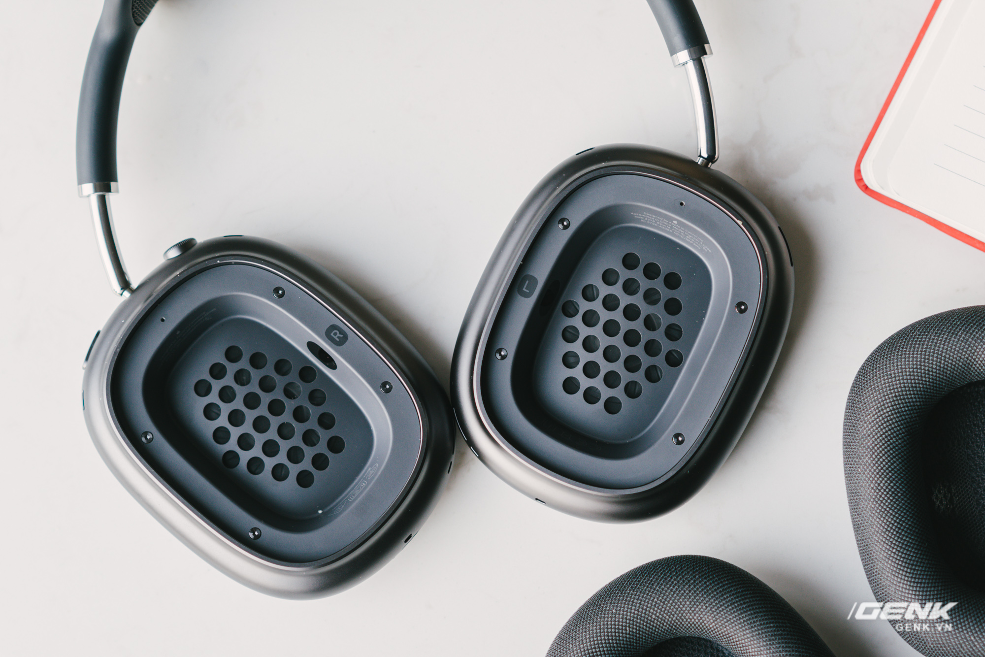 So găng Apple AirPods Max và Sony WH-1000Xm4: Tưởng giống nhau nhưng lại quá khác biệt - Ảnh 11. So găng Apple AirPods Max và Sony WH-1000Xm4: Tưởng giống nhau nhưng lại quá khác biệt - Ảnh 11.
