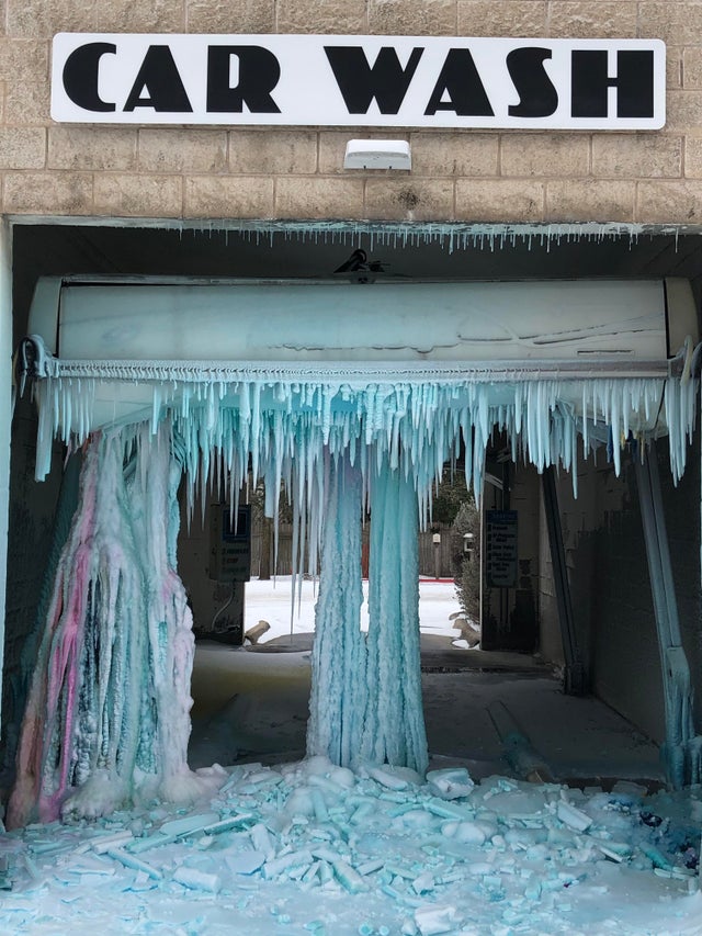 Loạt ảnh siêu thực về cái lạnh ở Texas: Bể cá hóa đá, tuyết dày làm sập trần nhà - Ảnh 14.
