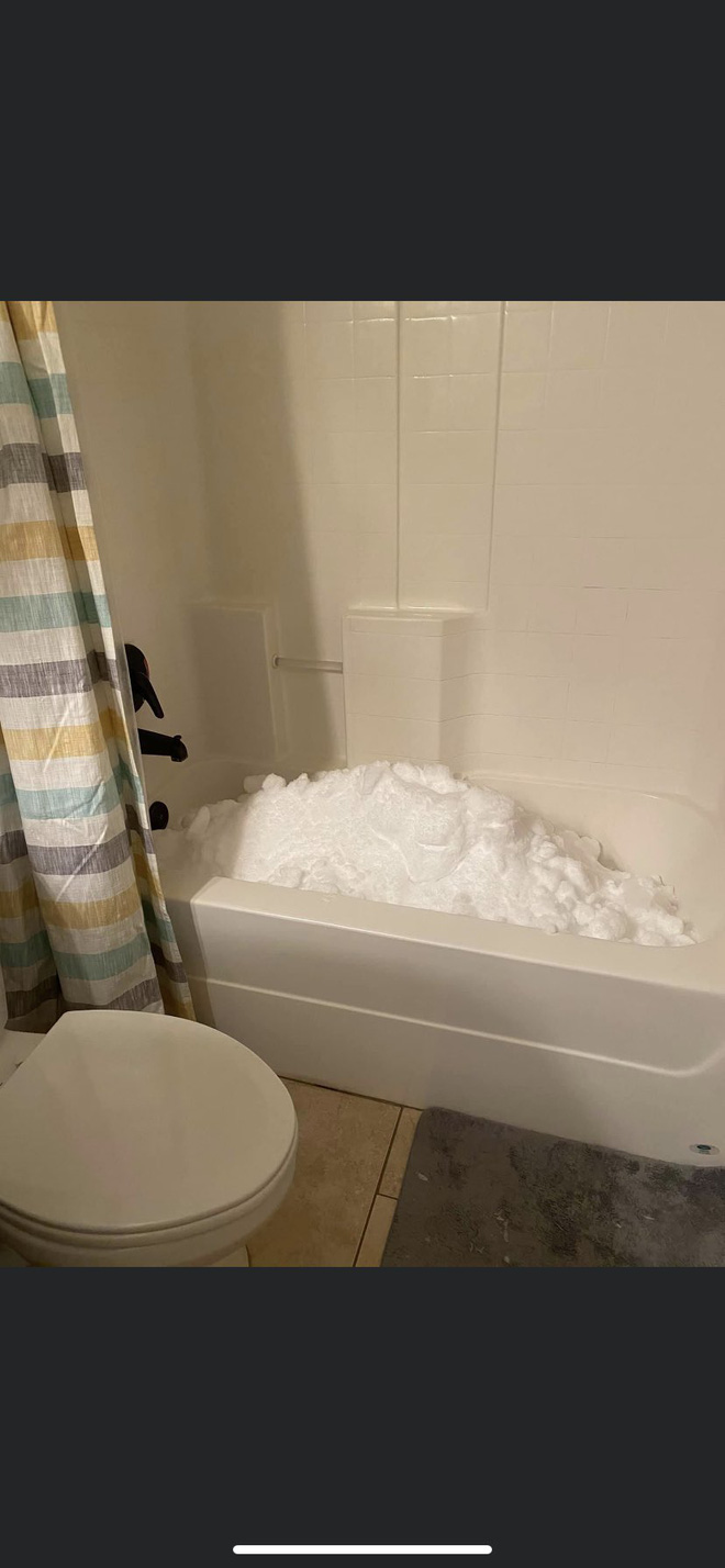 Loạt ảnh siêu thực về cái lạnh ở Texas: Bể cá hóa đá, tuyết rơi dày đặc làm sập trần - Ảnh 15.