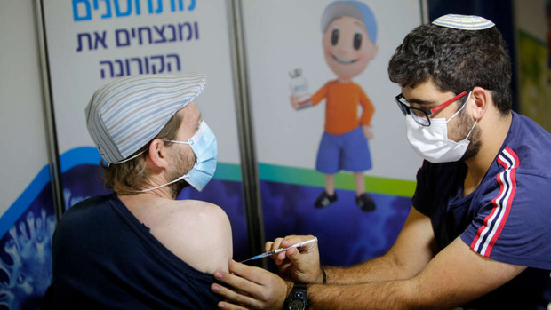 Vaccine thực sự có tác dụng: Covid-19 đang bị chặn đứng tại quốc gia triển khai tiêm chủng thành công nhất thế giới - Ảnh 1. Vaccine thực sự có tác dụng: Covid-19 đang bị chặn đứng tại quốc gia triển khai tiêm chủng thành công nhất thế giới - Ảnh 1.