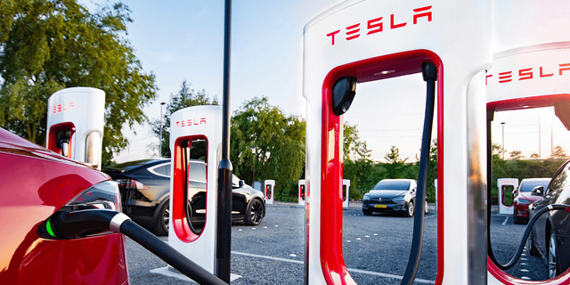  Bắt tay đầu tư trạm sạc xe điện trên khắp cả nước, VinFast có thể học được gì từ Tesla? - Ảnh 3.
