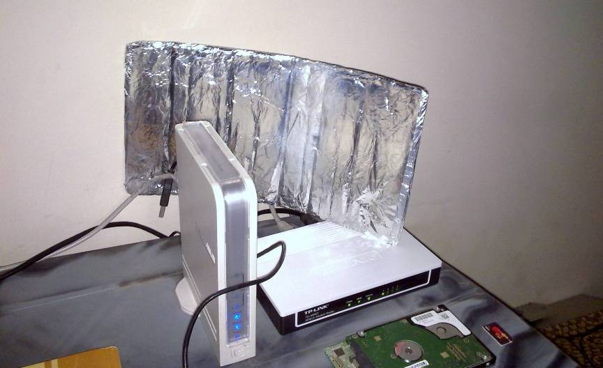 Phản biện bí kíp "vừa bảo vệ sức khỏe, vừa cải thiện chất lượng internet"  của dân mạng Nga: dùng giấy bạc bọc router Wi-Fi!!!