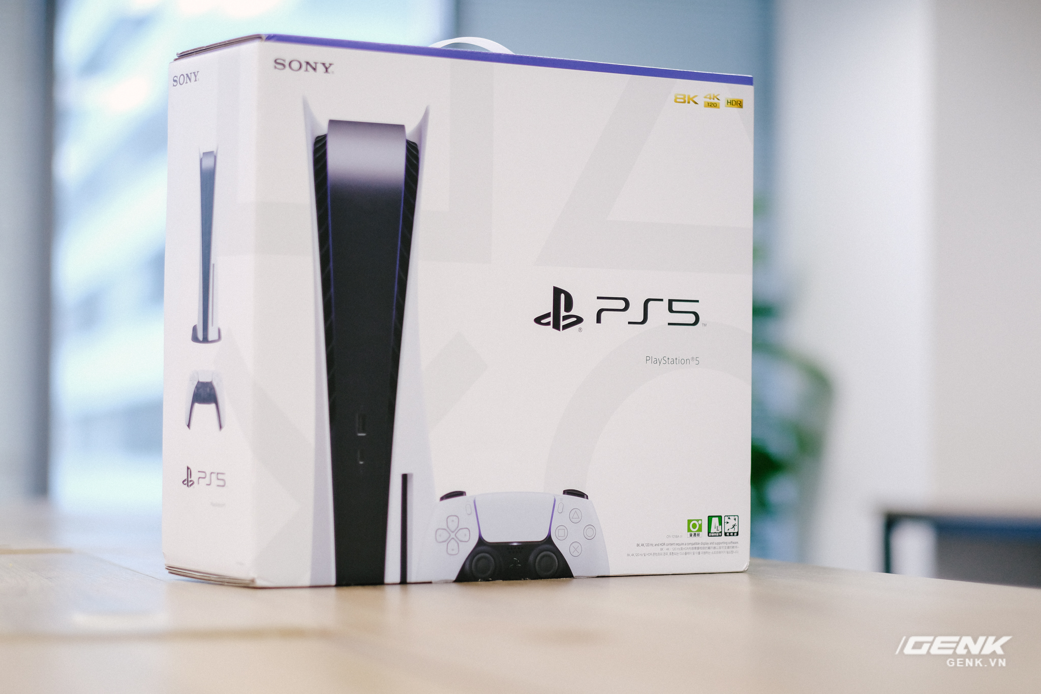 Mở hộp Playstation 5 chính hãng bán tại VN: Cấu hình mạnh, tay cầm xịn, mỗi tội phải mua bia kèm lạc - Ảnh 2. Mở hộp Playstation 5 chính hãng bán tại VN: Cấu hình mạnh, tay cầm xịn, mỗi tội phải mua bia kèm lạc - Ảnh 2.