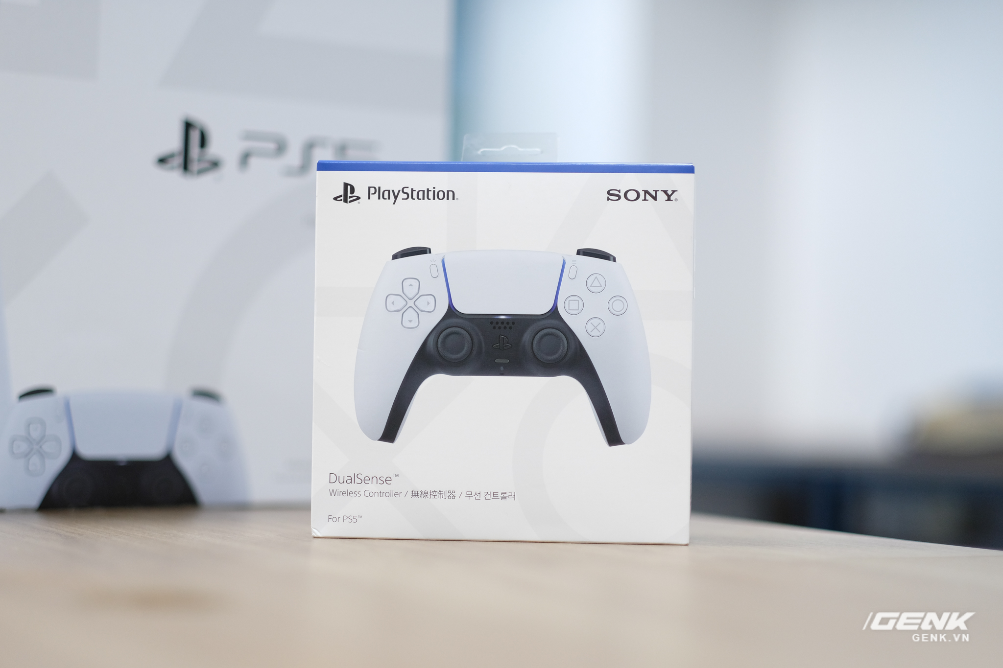 Mở hộp Playstation 5 chính hãng bán tại VN: Cấu hình mạnh, tay cầm xịn, mỗi tội phải mua bia kèm lạc - Ảnh 3. Mở hộp Playstation 5 chính hãng bán tại VN: Cấu hình mạnh, tay cầm xịn, mỗi tội phải mua bia kèm lạc - Ảnh 3.
