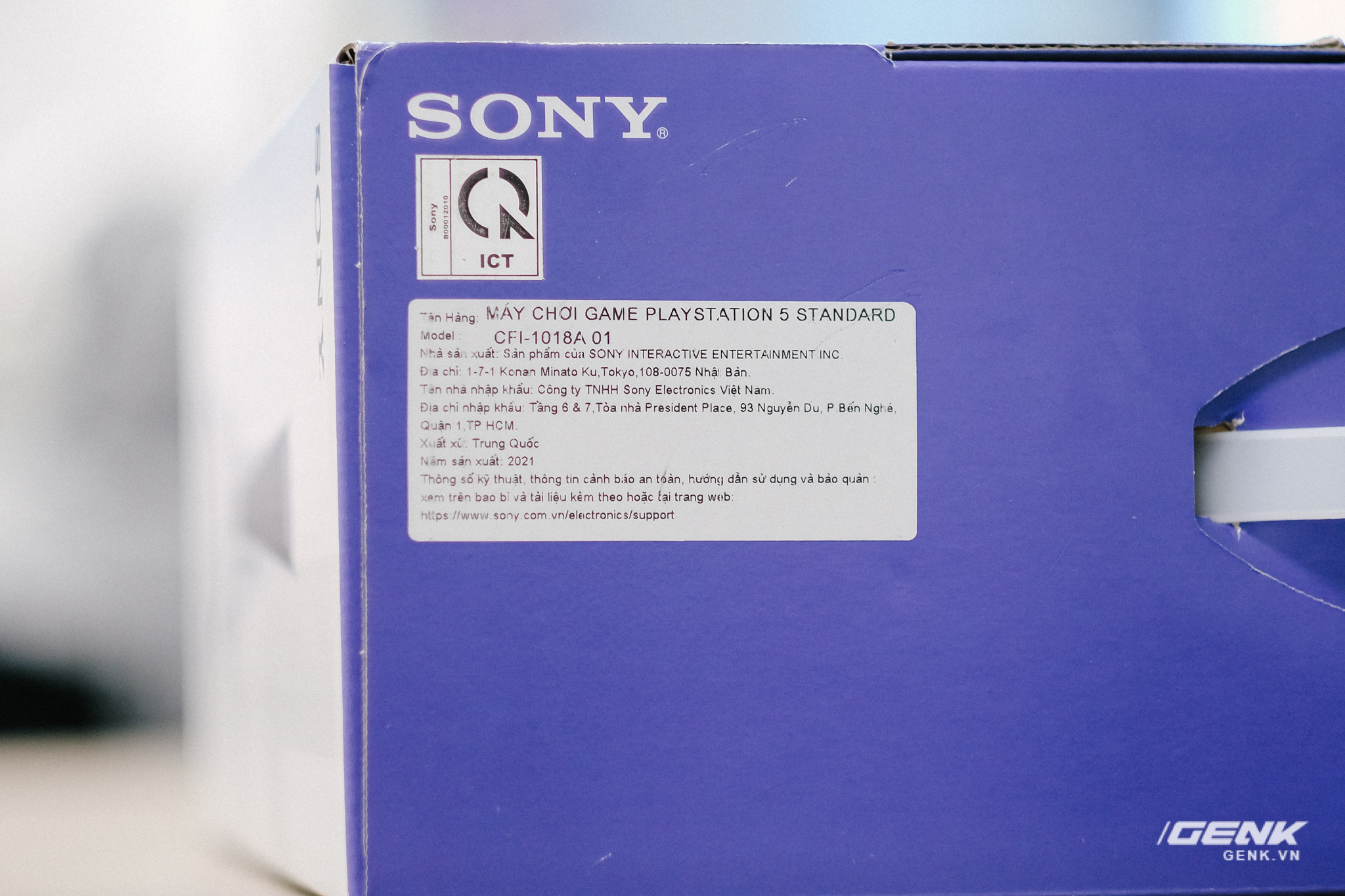 Mở hộp Playstation 5 chính hãng bán tại VN: Cấu hình mạnh, tay cầm xịn, mỗi tội phải mua bia kèm lạc - Ảnh 1. Mở hộp Playstation 5 chính hãng bán tại VN: Cấu hình mạnh, tay cầm xịn, mỗi tội phải mua bia kèm lạc - Ảnh 1.