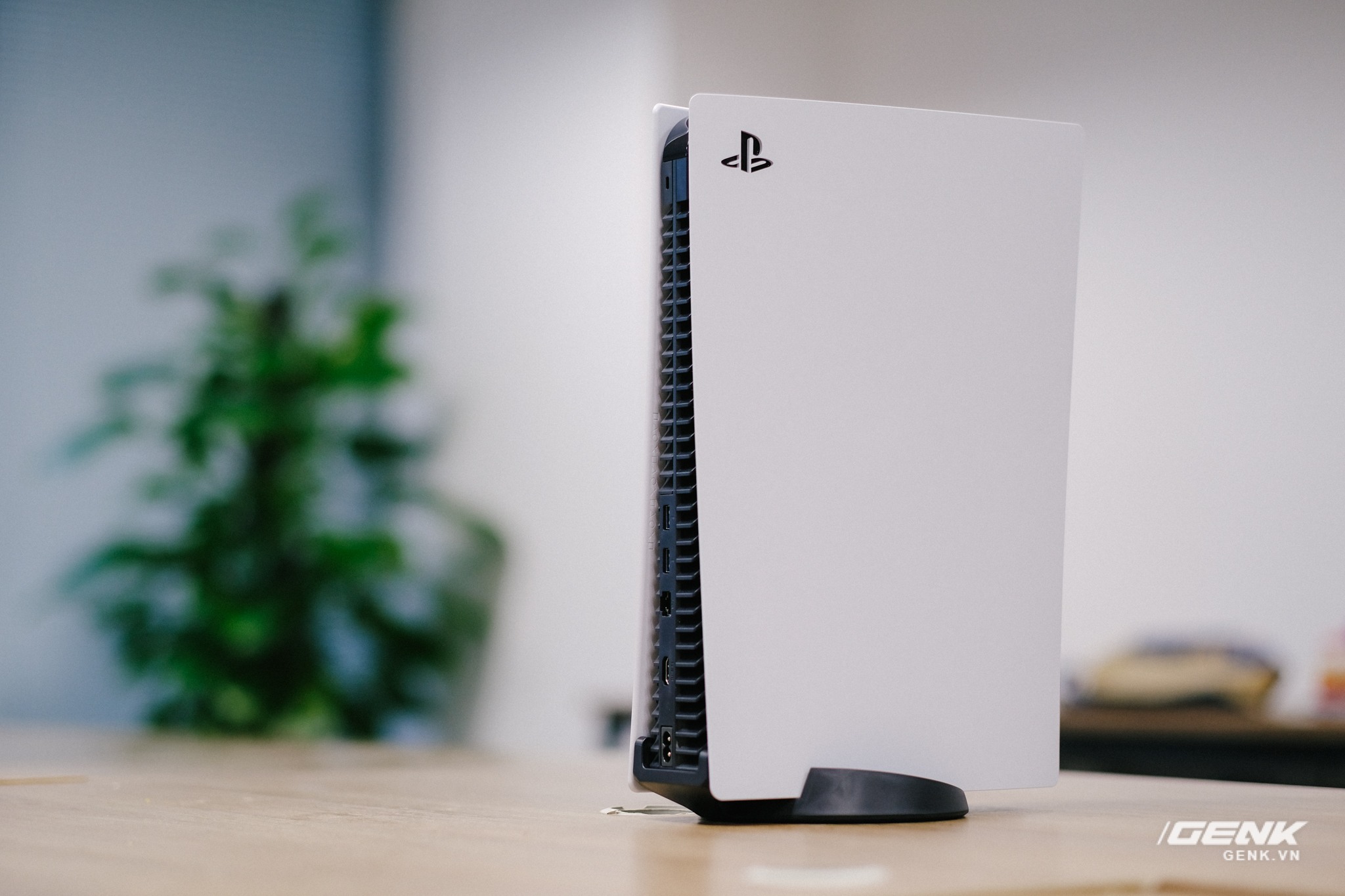 Mở hộp Playstation 5 chính hãng bán tại VN: Cấu hình mạnh, tay cầm xịn, mỗi tội phải mua bia kèm lạc - Ảnh 6. Mở hộp Playstation 5 chính hãng bán tại VN: Cấu hình mạnh, tay cầm xịn, mỗi tội phải mua bia kèm lạc - Ảnh 6.