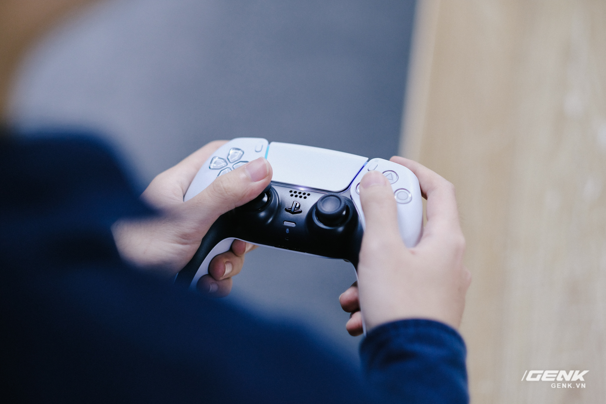 Mở hộp Playstation 5 chính hãng bán tại VN: Cấu hình mạnh, tay cầm xịn, mỗi tội phải mua bia kèm lạc - Ảnh 13. Mở hộp Playstation 5 chính hãng bán tại VN: Cấu hình mạnh, tay cầm xịn, mỗi tội phải mua bia kèm lạc - Ảnh 13.