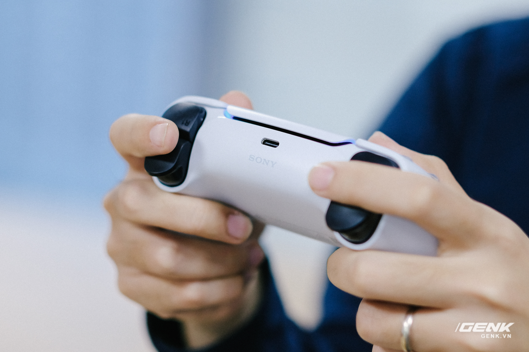 Mở hộp Playstation 5 chính hãng bán tại VN: Cấu hình mạnh, tay cầm xịn, mỗi tội phải mua bia kèm lạc - Ảnh 14. Mở hộp Playstation 5 chính hãng bán tại VN: Cấu hình mạnh, tay cầm xịn, mỗi tội phải mua bia kèm lạc - Ảnh 14.