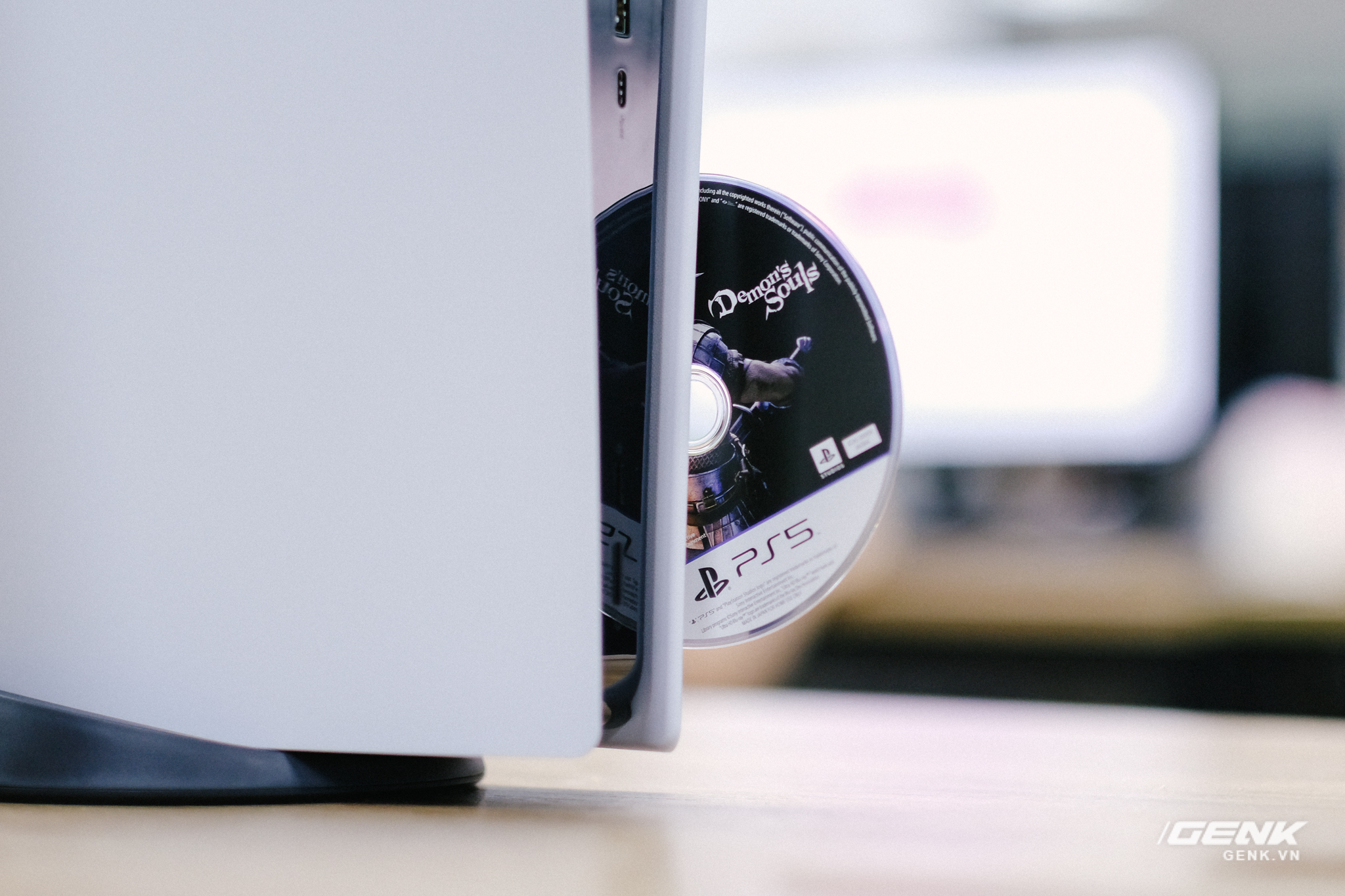 Mở hộp Playstation 5 chính hãng bán tại VN: Cấu hình mạnh, tay cầm xịn, mỗi tội phải mua bia kèm lạc - Ảnh 10. Mở hộp Playstation 5 chính hãng bán tại VN: Cấu hình mạnh, tay cầm xịn, mỗi tội phải mua bia kèm lạc - Ảnh 10.