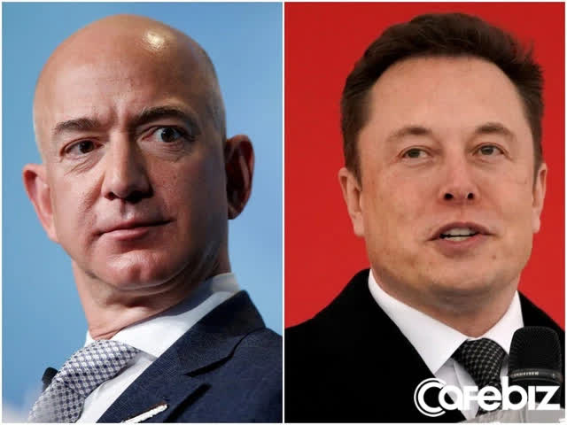  Bức ảnh định mệnh 17 năm trước: Jeff Bezos và Elon Musk lúc còn tình tứ bên bàn tiệc - Ảnh 2.