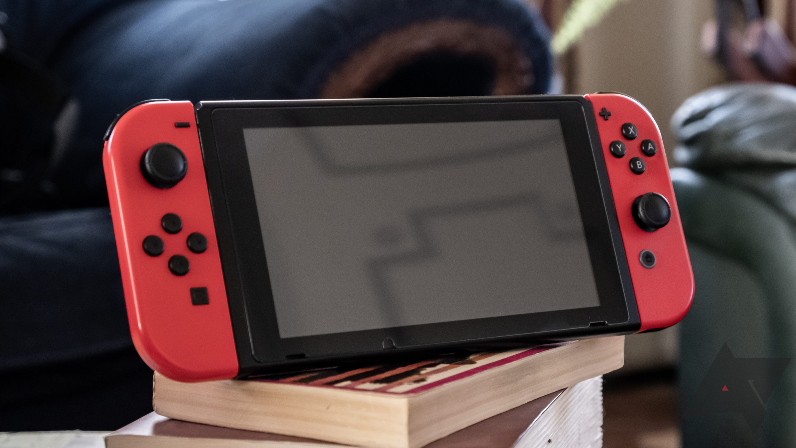 Qualcomm sắp ra mắt máy chơi game nhái Nintendo Switch: Tháo rời được tay cầm, chạy Android 12, giá chỉ 300 USD? - Ảnh 1.