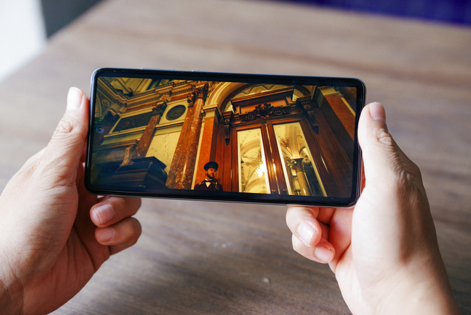 Giá cả hợp lý nhưng có cả khả năng chống nước và công nghệ 5G chính hãng, đây sẽ là mẫu điện thoại quốc dân của giới trẻ - Ảnh 7. Giá cả hợp lý nhưng có cả khả năng chống nước và công nghệ 5G chính hãng, đây sẽ là mẫu điện thoại quốc dân của giới trẻ - Ảnh 7.