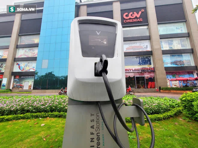  Cận cảnh những trạm sạc nhanh đầu tiên cho ô tô điện VinFast tại Hà Nội - Ảnh 3.