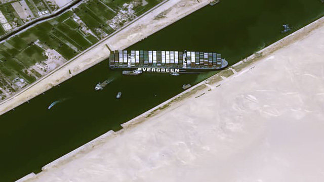 Nỗ lực giải cứu tàu mắc cạn trên Kênh đào Suez lại thất bại, tác động kinh tế bắt đầu lan rộng - Ảnh 2.