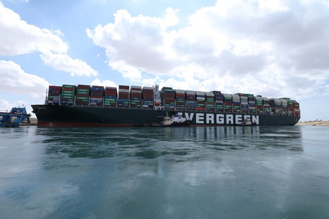 Cần bao lâu để dỡ hết container trên ‘siêu tàu’ đang mắc cạn ở Suez? - Ảnh 1.