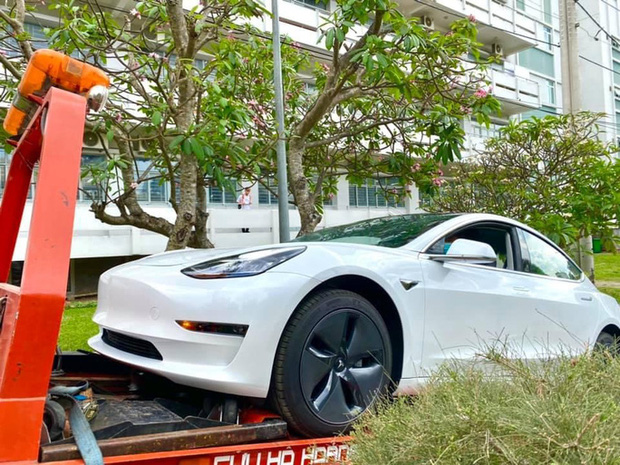 Trường ĐH ở Sài Gòn chơi lớn chi tiền tỷ mua xe ô tô điện Tesla của Elon Musk về cho sinh viên thực hành [HOT]