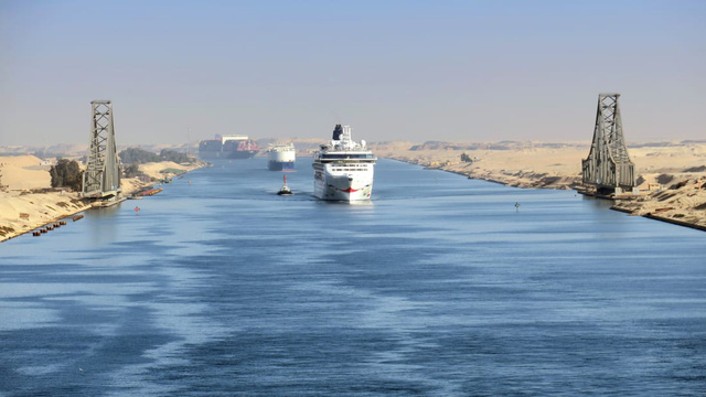  To như quả núi nhưng lại không có phanh, đây là cách những con tàu khổng lồ vượt kênh đào Suez suốt nhiều thập kỷ - Ảnh 2.