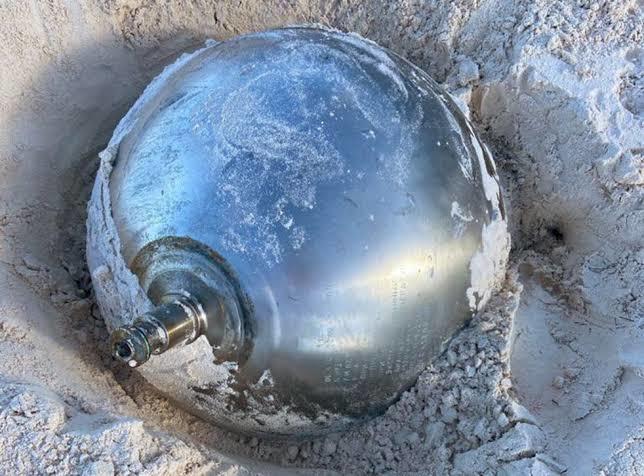 Hé lộ bí mật về quả cầu titan bí ẩn khắc toàn chữ Nga trên bãi biển Bahamas - Ảnh 4.