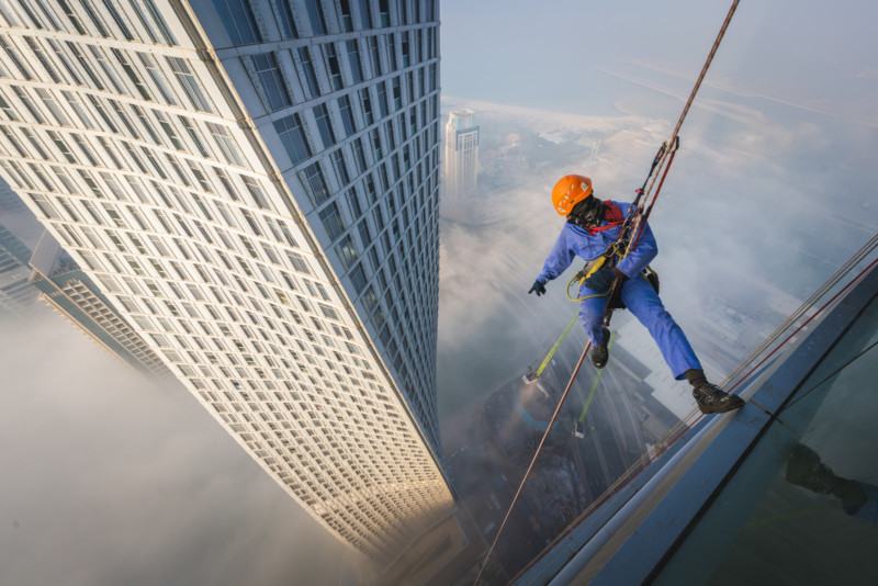 Đổ mồ hôi hột với những bức ảnh về công việc lau cửa kính tại các tòa nhà chọc trời tại Dubai - Ảnh 1.