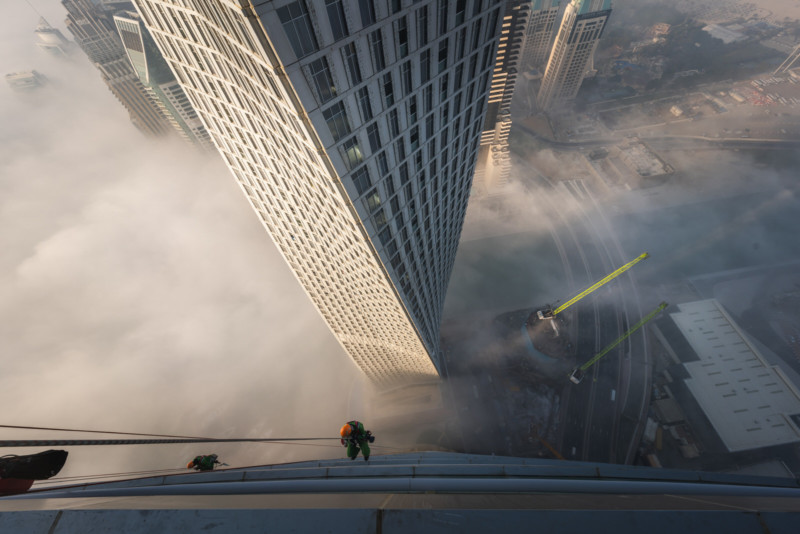 Đổ mồ hôi hột với những bức ảnh về công việc lau cửa kính tại các tòa nhà chọc trời tại Dubai - Ảnh 3.