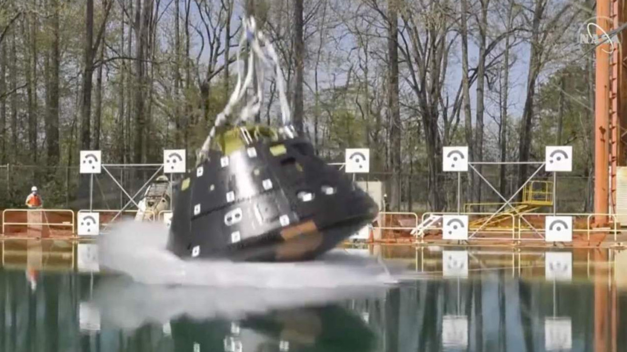 Xem cách NASA thả tàu vũ trụ Orion xuống bể nước lớn để kiểm tra khả năng va chạm khi hạ cánh - Ảnh 1. Xem cách NASA thả tàu vũ trụ Orion xuống bể nước lớn để kiểm tra khả năng va chạm khi hạ cánh - Ảnh 1.