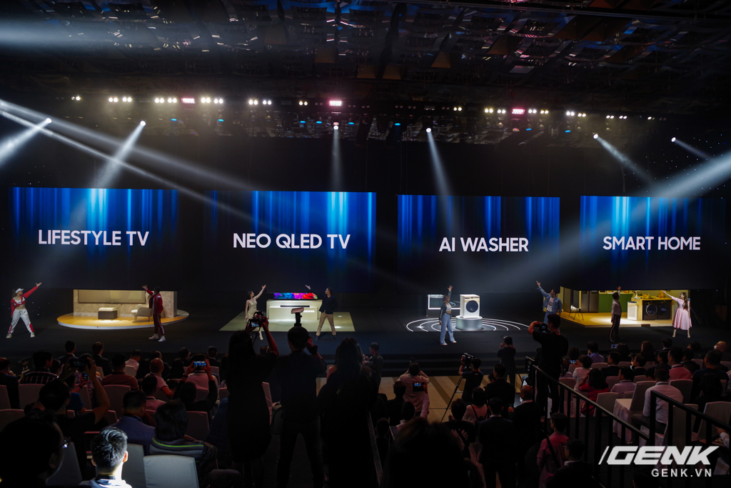 Samsung Việt Nam ra mắt loạt sản phẩm công nghệ cao cấp, trong đó có cả TV MICRO LED giá lên đến 3,5 tỉ đồng - Ảnh 1. Samsung Việt Nam ra mắt loạt sản phẩm công nghệ cao cấp, trong đó có cả TV MICRO LED giá lên đến 3,5 tỉ đồng - Ảnh 1.