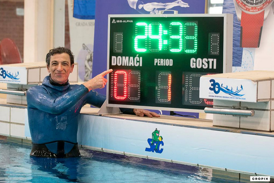 Người đàn ông 54 tuổi nhịn thở dưới nước trong 24 phút 33 giây, tự phá kỷ lục bản thân và lập kỷ lục thế giới mới - Ảnh 1.