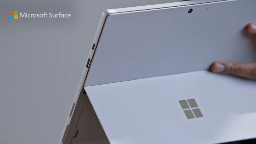 Quảng cáo Surface Pro 7 mới nhất của Microsoft tiếp tục lôi iPad Pro ra làm “trò đùa” - Ảnh 2.