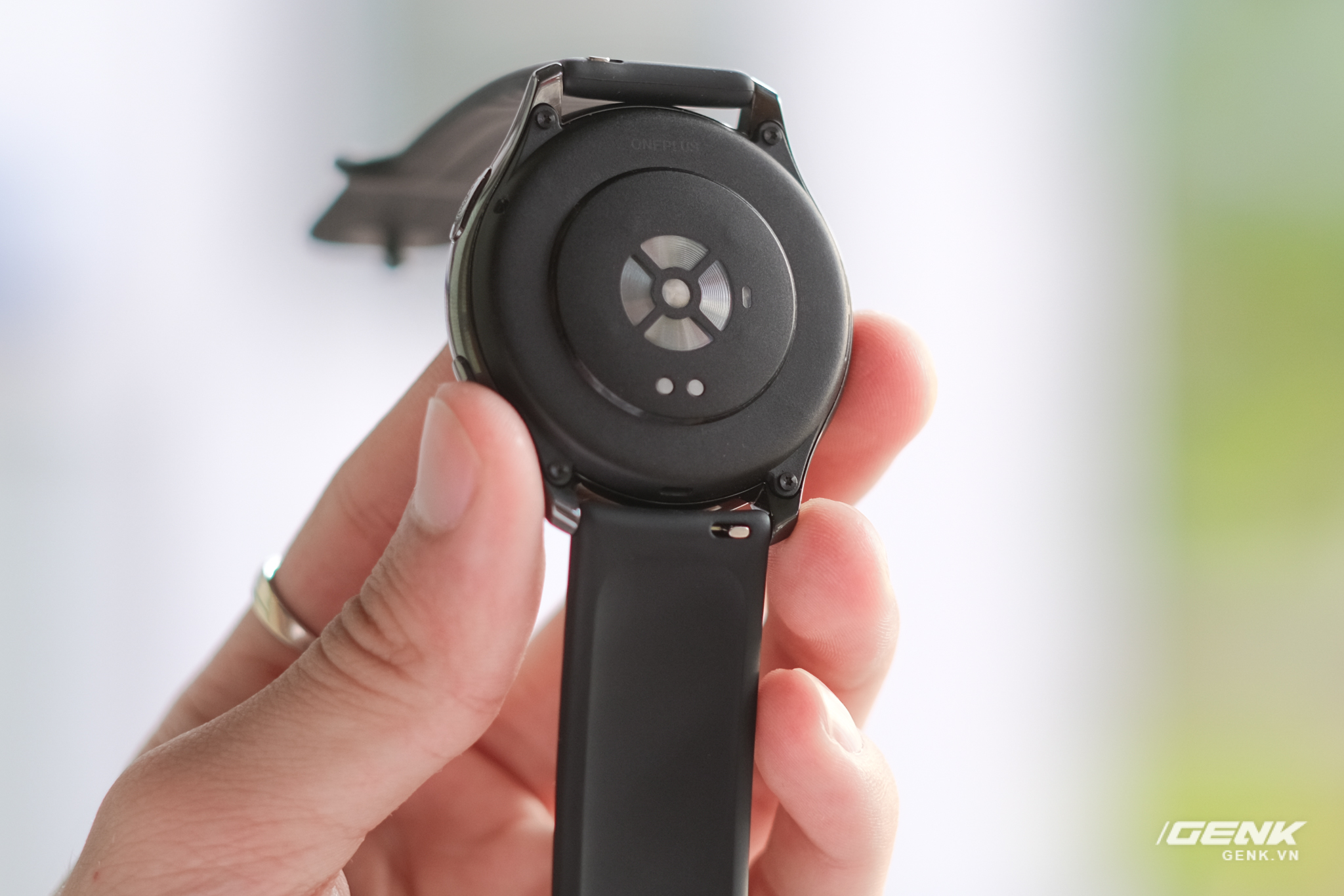 Trên tay và trải nghiệm nhanh OnePlus Watch: Thiết kế phổ thông, không dành cho người dùng nữ, có đo SpO2, pin 2 tuần, giá 4.2 triệu - Ảnh 11. Trên tay và trải nghiệm nhanh OnePlus Watch: Thiết kế phổ thông, không dành cho người dùng nữ, có đo SpO2, pin 2 tuần, giá 4.2 triệu - Ảnh 11.