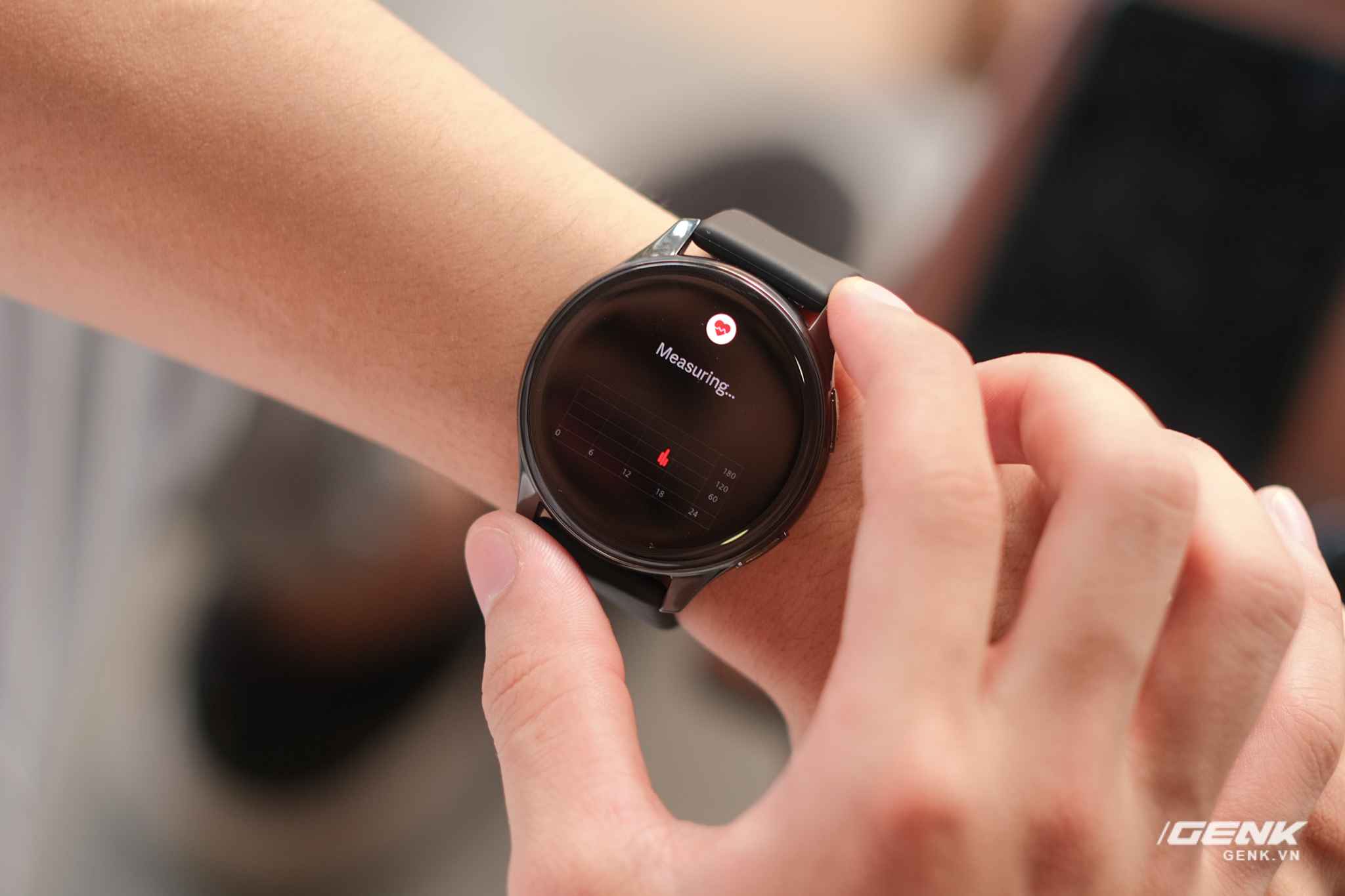 Trên tay và trải nghiệm nhanh OnePlus Watch: Thiết kế phổ thông, không dành cho người dùng nữ, có đo SpO2, pin 2 tuần, giá 4.2 triệu - Ảnh 12. Trên tay và trải nghiệm nhanh OnePlus Watch: Thiết kế phổ thông, không dành cho người dùng nữ, có đo SpO2, pin 2 tuần, giá 4.2 triệu - Ảnh 12.