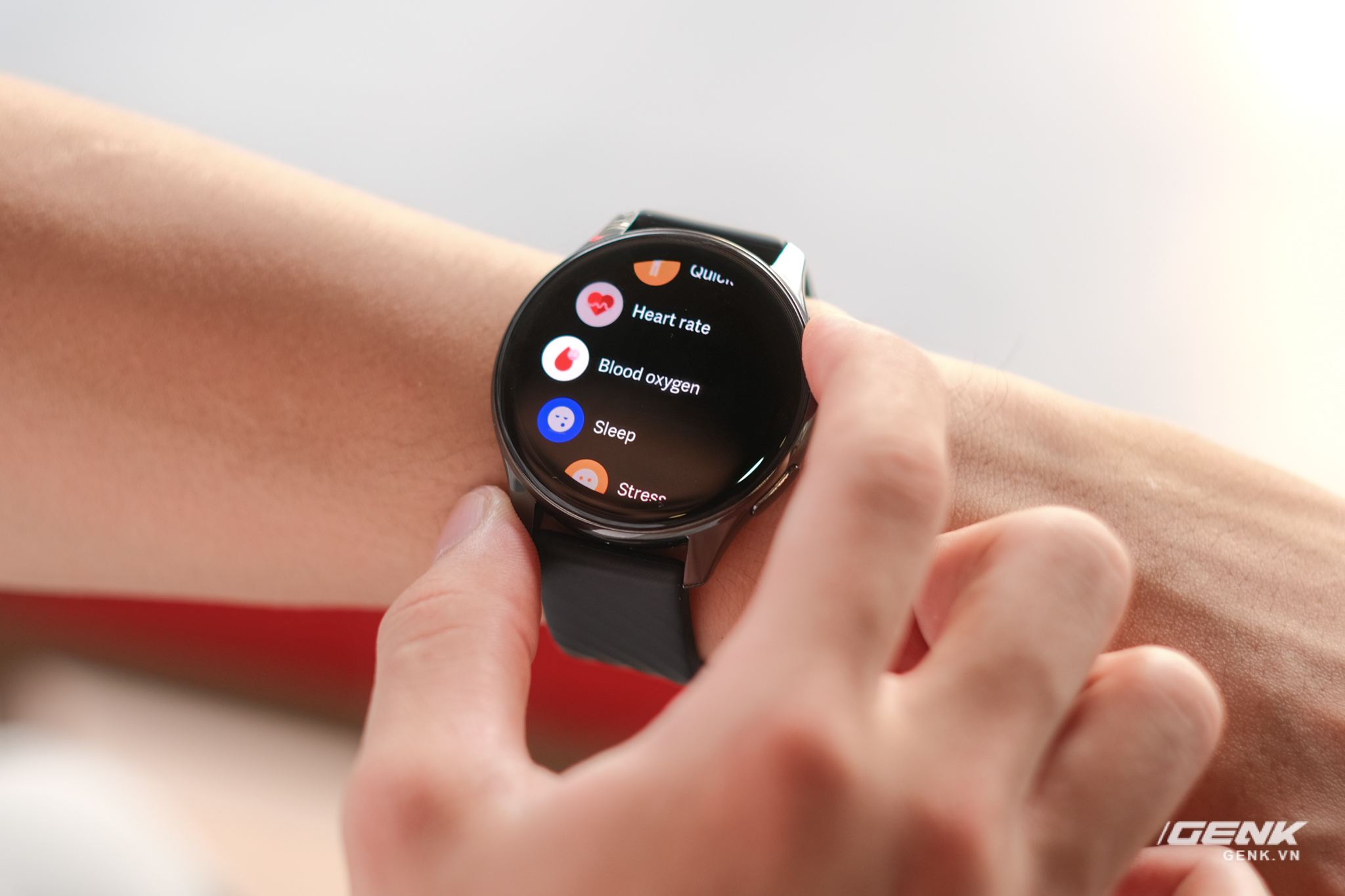Trên tay và trải nghiệm nhanh OnePlus Watch: Thiết kế phổ thông, không dành cho người dùng nữ, có đo SpO2, pin 2 tuần, giá 4.2 triệu - Ảnh 13. Trên tay và trải nghiệm nhanh OnePlus Watch: Thiết kế phổ thông, không dành cho người dùng nữ, có đo SpO2, pin 2 tuần, giá 4.2 triệu - Ảnh 13.